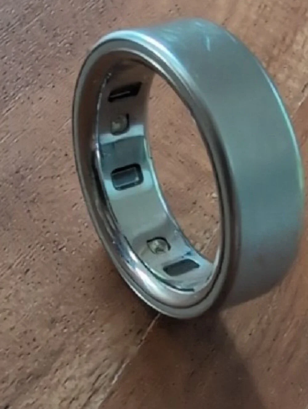 Oura Metallic Silver Smart Ring. Size 11 W/ Travel Charger